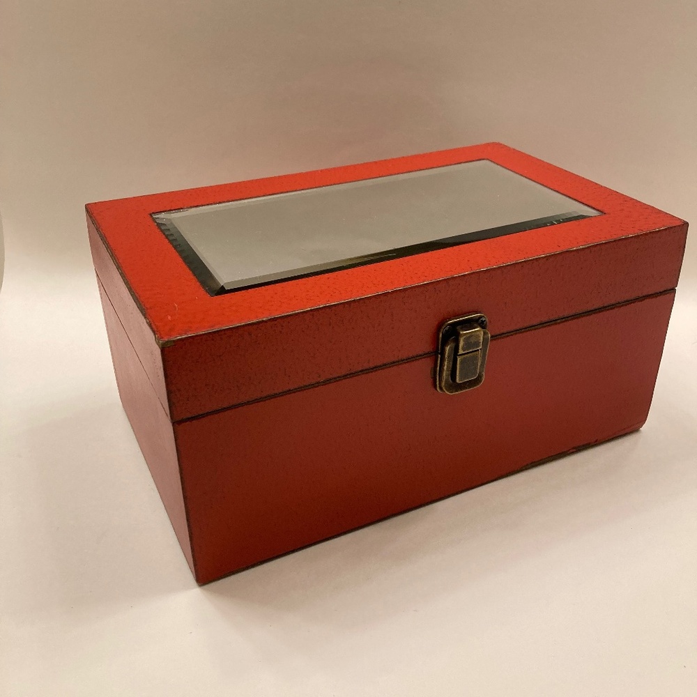 Red  box - Picture 3 of 8